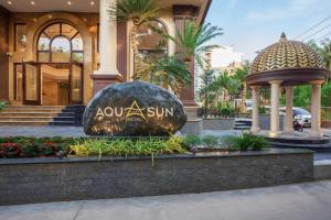 富國的住宿－Aquasun Hotel Phu Quoc，建筑前的标志