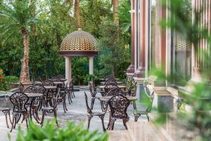 富國的住宿－Aquasun Hotel Phu Quoc，庭院里的一组桌椅