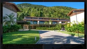 eine Außenansicht eines Gebäudes mit einem Hof in der Unterkunft Delícia de casa em Barra do Una a 5 min de Juquehy! in São Sebastião