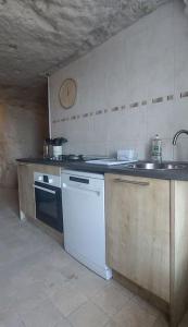 Kuchyňa alebo kuchynka v ubytovaní Troglo entre Caves et Châteaux