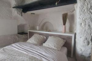 Posteľ alebo postele v izbe v ubytovaní Troglo entre Caves et Châteaux