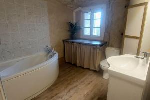 Kúpeľňa v ubytovaní Troglo entre Caves et Châteaux