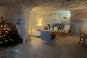 una sala de estar con un árbol de Navidad en una cueva en Troglo entre Caves et Châteaux en Montlouis-sur-Loire