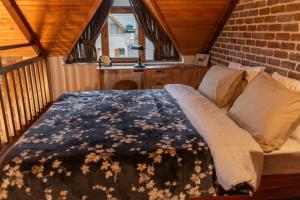 1 cama en una habitación con ventana en Abant Cozy Homes, en Bolu