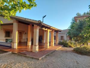 eine Veranda eines Hauses mit Säulen in der Unterkunft Casa rural Loma de las Veredas in Ossa de Montiel
