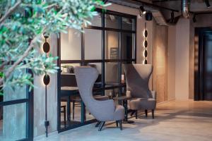 una sala da pranzo con sedie e tavolo di Unity Tampere - A Studio Hotel a Tampere