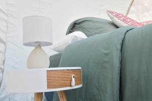 מיטה או מיטות בחדר ב-Bulle Hirondelle