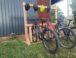 two bikes are parked next to a wooden bench at Bulle Hirondelle in Quarré-les-Tombes