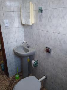 łazienka z toaletą i umywalką w obiekcie Casa de temporada em São Tomé das Letras w mieście São Thomé das Letras