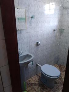 聖托梅－達斯萊特拉斯的住宿－Casa de temporada em São Tomé das Letras，一间带卫生间和水槽的浴室