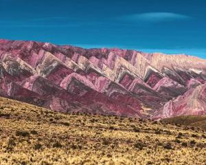 vistas a una cordillera con rocas rojas en Apart Chuspita en Humahuaca