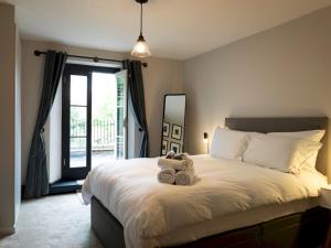 um quarto com uma cama com dois ursinhos de peluche em Pass the Keys Stylish cosy 2bed near Finsbury Park w balcony em Londres