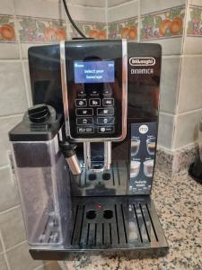een koffiezetapparaat met een mobiele telefoon erop bij Appartement te huur in Marrakech in Marrakesh