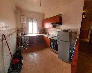 een keuken met een wastafel en een fornuis top oven bij Appartement te huur in Marrakech in Marrakesh