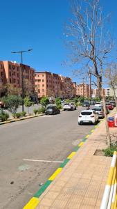 een straat met auto's aan de kant van de weg bij Appartement te huur in Marrakech in Marrakesh