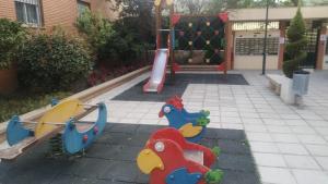 APARTAMENTO LUMINOSO EN URBANIZACIÓN PRIVADA في غرناطة: ملعب للأطفال مع زحليقة و منزلق
