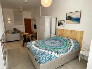 1 dormitorio con 1 cama en una habitación con mesa en NOVO LOFT silencioso quadra da PRAIA Copacabana, en Río de Janeiro