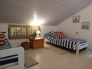 sala de estar con 2 camas y ventana en CASA OCTUBRE, en Aguas Dulces