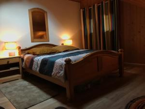 sypialnia z łóżkiem z 2 lampami w obiekcie Becca Miedzo appartement w mieście Le Châble