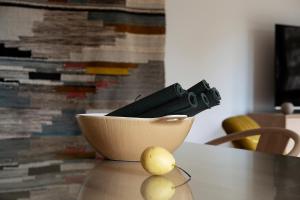 un tazón en una mesa con un arma en ella en W Apartments Kalaranna I, en Tallin 6 fotos más