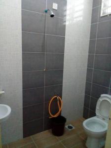 een badkamer met een douche, een toilet en een wastafel bij Percutian Di Taiping & Bukit Merah Laketown in Kamunting