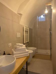 uma casa de banho com um lavatório, um WC e um chuveiro em Casa Porsia em Altamura