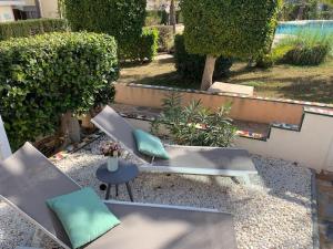 eine Terrasse mit 2 Stühlen und einem Tisch und einem sidx sidx sidx in der Unterkunft Schönes Ferienbungalow in Los Altos Torrevieja in Torrevieja