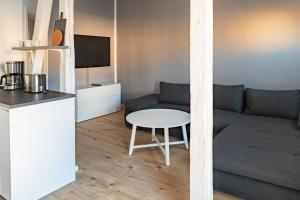 - un salon avec un canapé et une table dans l'établissement Nauticus, à Rostock