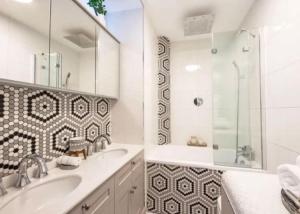 uma casa de banho branca com um lavatório e um chuveiro em Newly refurbished 2-bedroom flat in Notting Hill em Londres