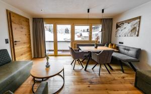 ein Wohnzimmer mit einem Tisch und einem Sofa in der Unterkunft Appartements Eldorado in Lech am Arlberg