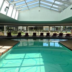 una piscina con sillas en un edificio en Apartamento hermoso en Punta del Este, en Punta del Este