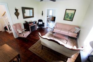 een woonkamer met een bank en een tafel bij Cozy, historic 5-bedroom home in Amish country in Smicksburg