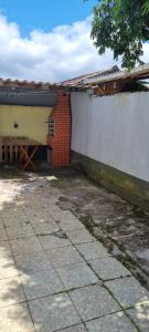 un edificio con una porta di mattoni accanto a un muro di Ohana Casa 2 Boraceia a Bertioga