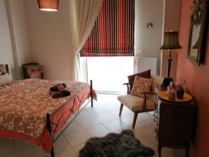 - une chambre avec un lit, une chaise et une fenêtre dans l'établissement Central Spacious Apartment 70sqm, à Tripoli