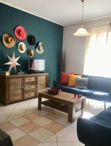 - un salon avec un canapé bleu et une table dans l'établissement Central Spacious Apartment 70sqm, à Tripoli