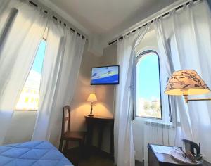 Televízia a/alebo spoločenská miestnosť v ubytovaní Hotel Castello Miramare