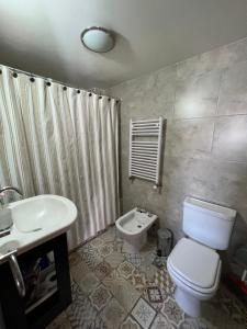 Phòng tắm tại Las Agachonas Apart +24 ảnh