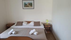 una camera da letto con un grande letto con due comodini di Apartments Irena a Božava