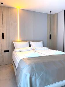 - une chambre avec un grand lit blanc dans l'établissement HEAVEN HILLS 25 - connection of nature and luxury, à Bjelašnica