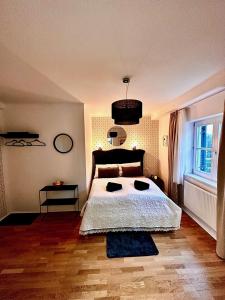 1 dormitorio con cama grande y ventana grande en SternenHimmel Gamlitz en Gamlitz