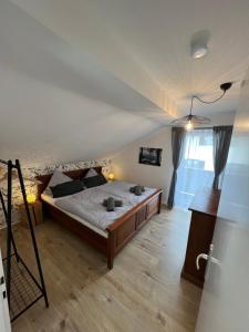 ein Schlafzimmer mit einem großen Bett in einem Zimmer in der Unterkunft Ferienwohnung Bene in Oberau