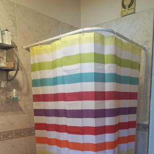 cortina de ducha de arco iris en el baño en Liland en Capilla del Señor