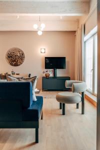 un soggiorno con divano e sedia di Unity Tampere - A Studio Hotel a Tampere