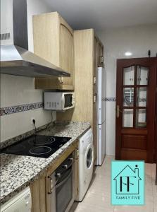 uma cozinha com fogão forno superior ao lado de um frigorífico em FAMILY FIVE em Córdoba