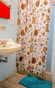 een badkamer met een douchegordijn en een wastafel bij Pinamar departamento, edificio Atlántico in Pinamar