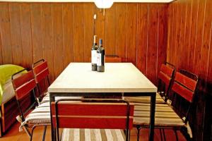 een eetkamer met een tafel met wijnflessen erop bij Pinamar departamento, edificio Atlántico in Pinamar