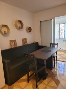 - une salle à manger avec une table et un canapé dans l'établissement Relax Apartament, à Constanţa