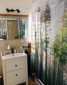 baño con lavabo y cortina de ducha en Larix Mátra Vendégház, en Matraszentlaszlo