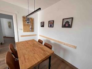 a dining room with a table and some pictures on a wall at Apartamento en Granada in Granada