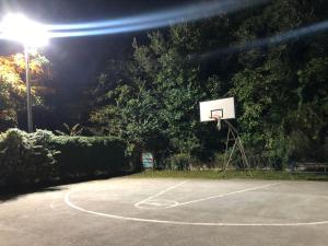 FIA House في Ždanec: ملعب كرة سلة في الليل مع طوق لكرة السلة